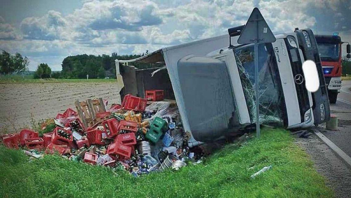Przewróciła się ciężarówka z piwem. Straty na ponad 200 tys. zł