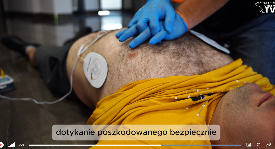 W Chełmie zamontowano dziesięć defibrylatorów AED.  Sprawdź, jak z nich korzystać [FILM]