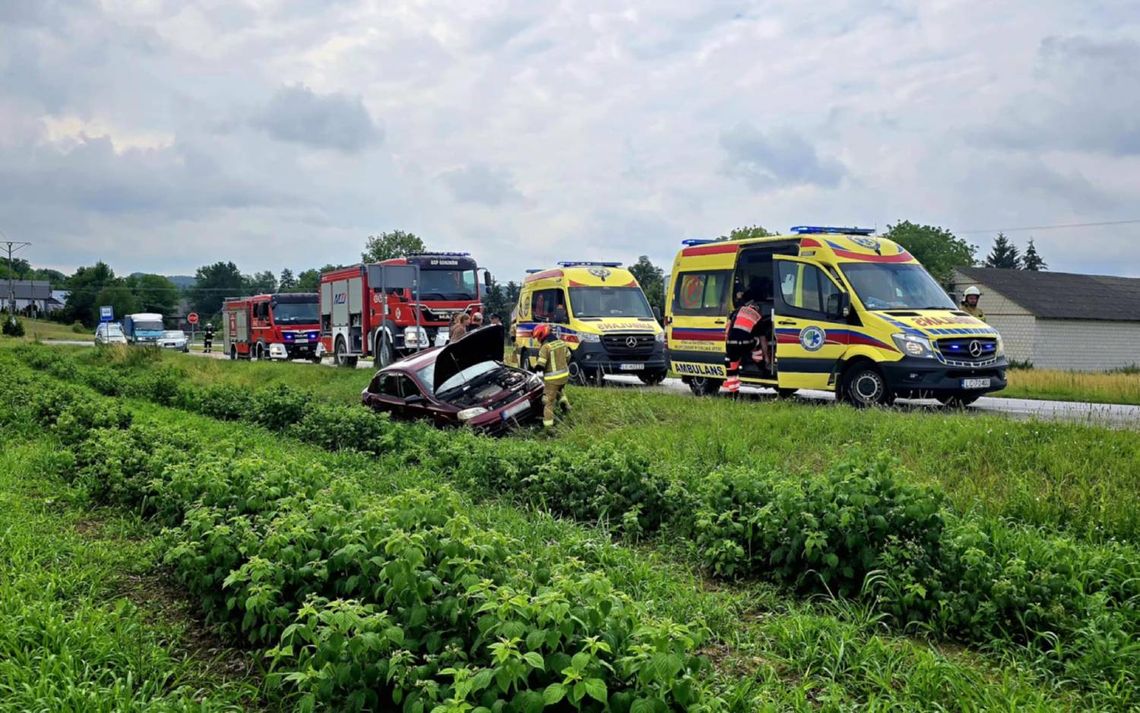 W Gorzkowie Wsi opel wpadł do rowu. Utrudnienia w ruchu