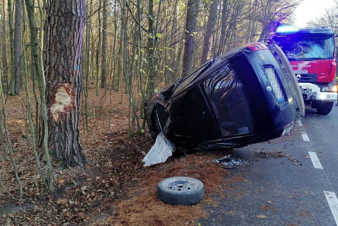 19-latka wjechała skodą w drzewo. Trzy osoby przewieziono do szpitala