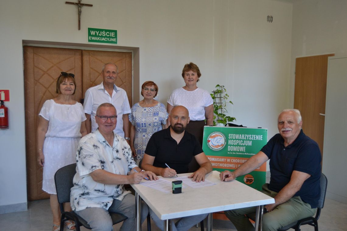 W Nowinach postawili historyczny krok. Rusza budowa pierwszego stacjonarnego hospicjum w powiecie chełmskim W Nowinach rozpoczyna się właśnie inwestycja, której celem jest stworzenie pierwszej stacjonarnej placówki hospicyjnej w powiecie chełmskim. Stowarzyszenie Hospicjum Domowe im. ks. kan. Kazimierza Malinowskiego w Chełmie podpisało umowę na realizację pierwszego etapu budowy.