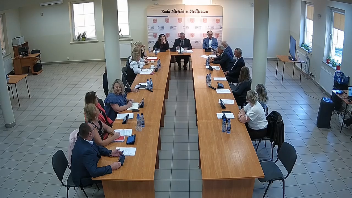 W Siedliszczu trwa wyścig z czasem. Gmina przyjęła ponad 1,5 mln zł i ma dwa miesiące na realizację inwestycji Ponad 1,5 mln zł dodatkowych środków zasiliło budżet gminy Siedliszcze. Pieniądze mają zostać przeznaczone na dwie inwestycje - połączenie sieci wodociągowych w Lipówkach oraz Chojnie oraz rozbudowę ulicy Zamkowej. Problem w tym, że samorząd ma na wykonanie prac bardzo mało czasu. Roboty muszą zakoń