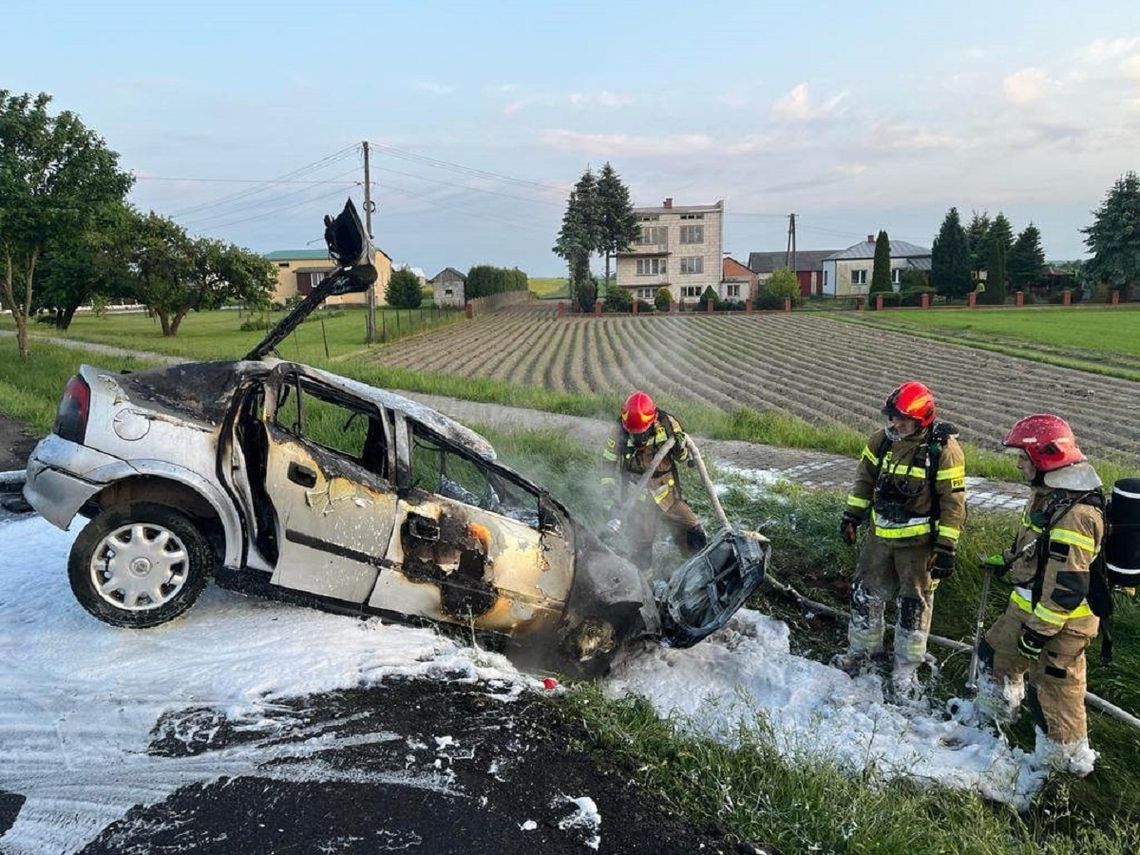 Na trasie Krasnystaw - Zamość samochód stanął w ogniu! Kierowca był pijany [ZDJĘCIA]
