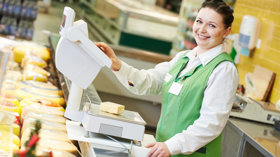 W tych branżach zarabia się najmniej. Pracują za minimum