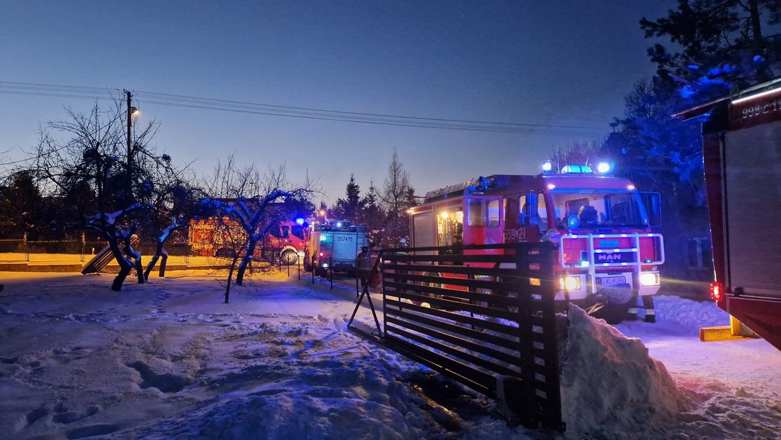 W Woli Uhruskiej płonęło poddasze, w Chełmie samochód