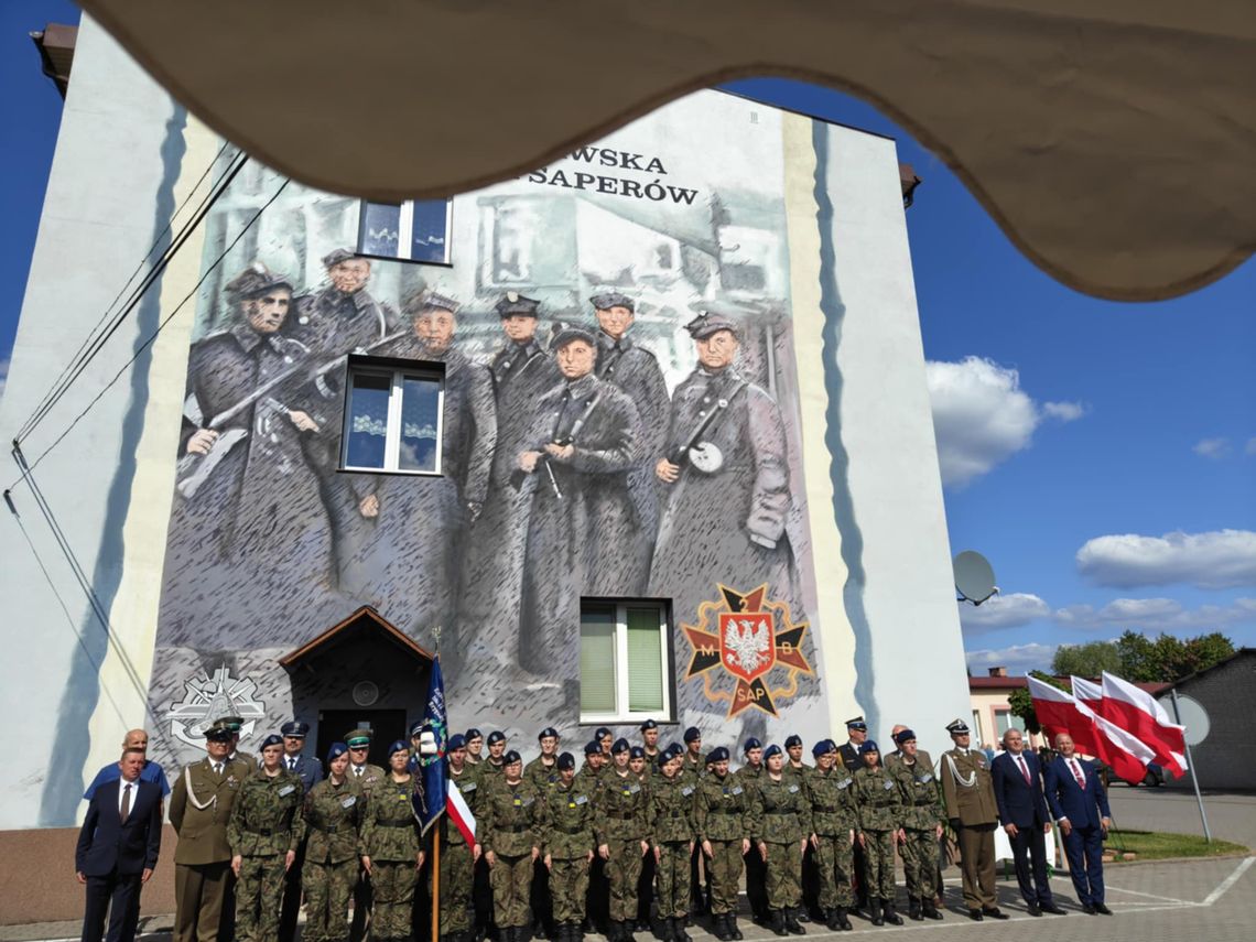 We Włodawie odsłonięto mural poświęcony 2 Warszawskiej Brygadzie Saperów. Zobaczcie zdjęcia