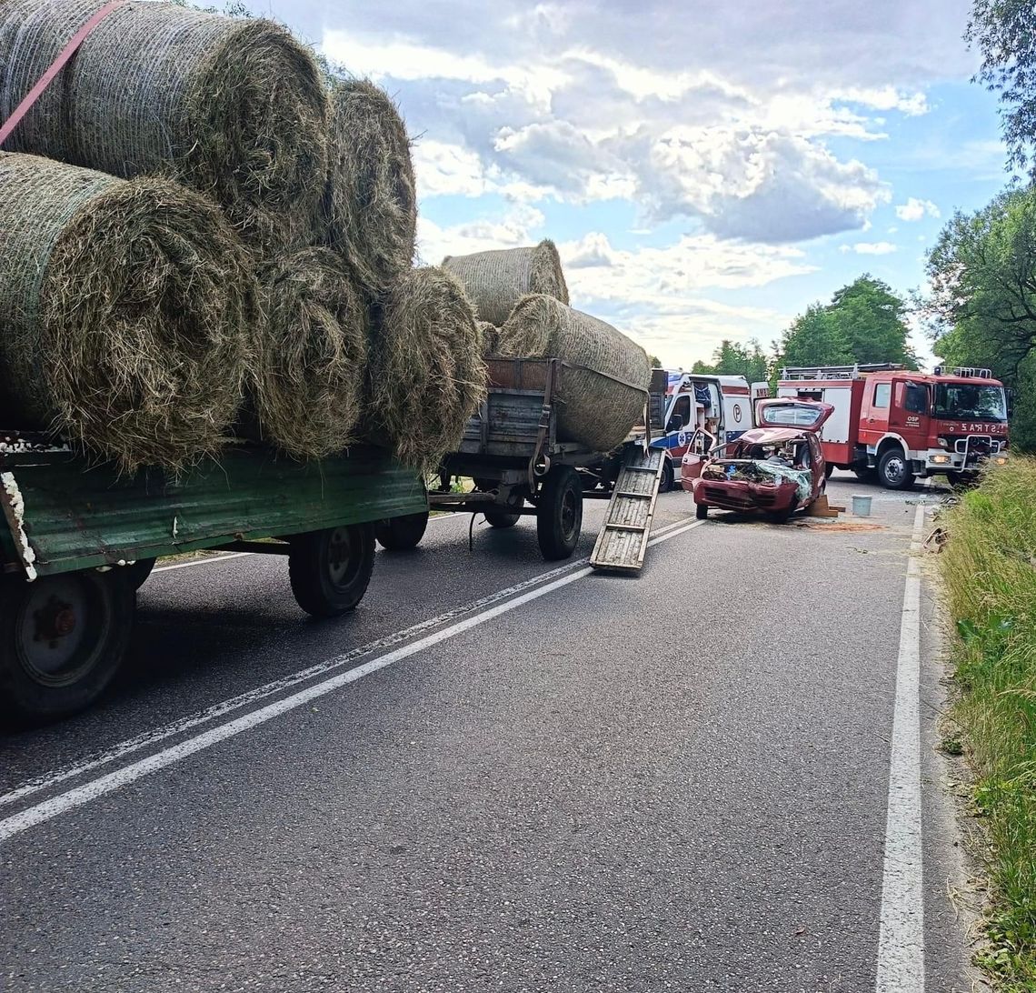 Lubelskie. Osobówka uderzyła w przyczepę z belami siana