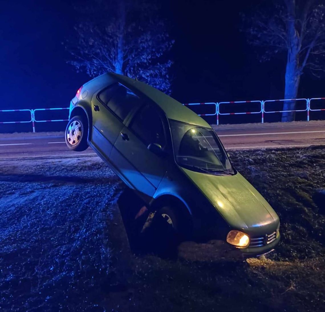 Szok! Pijany „nie trafił” we wjazd posesji i wylądował w rowie