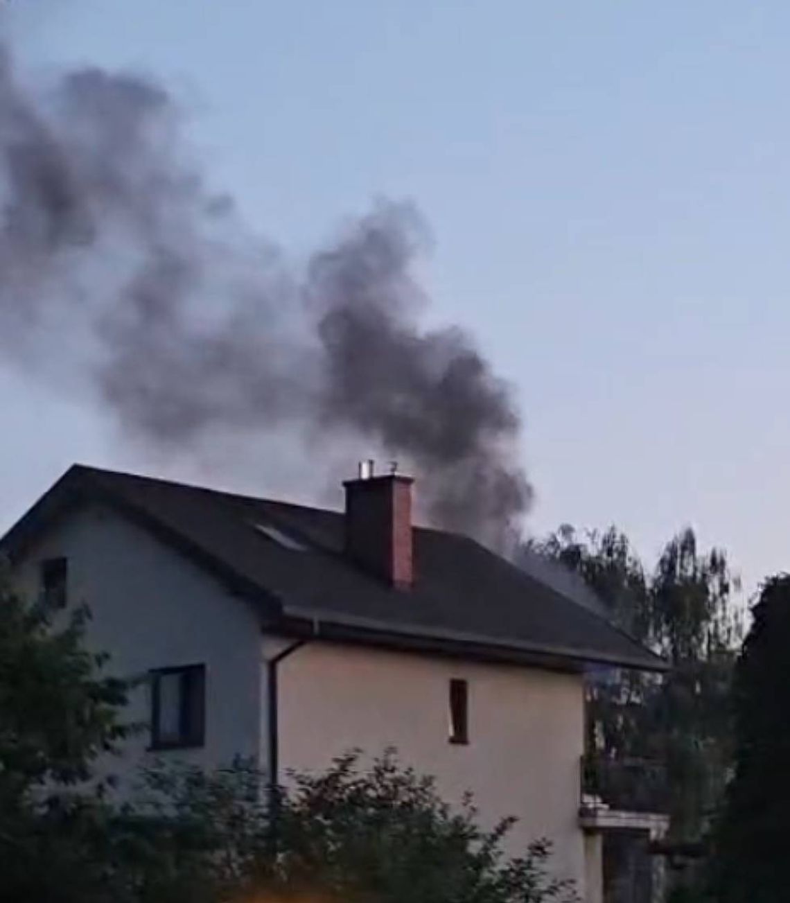 Wieczorna interwencja strażaków przy ulicy Ceramicznej. Zapaliła się skrzynka elektryczna