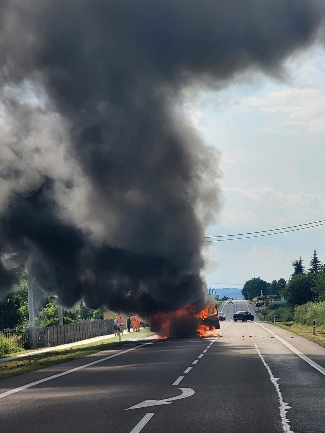 Na środku "krajówki" spłonął samochód! Jedna osoba zabrana do szpitala [ZDJĘCIA]