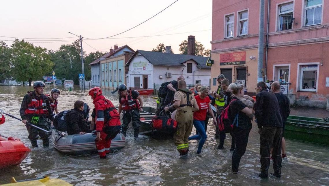 KRAJ. Wielka fala w Oławie. Miasto się broni. Szykuje się na nią Opole