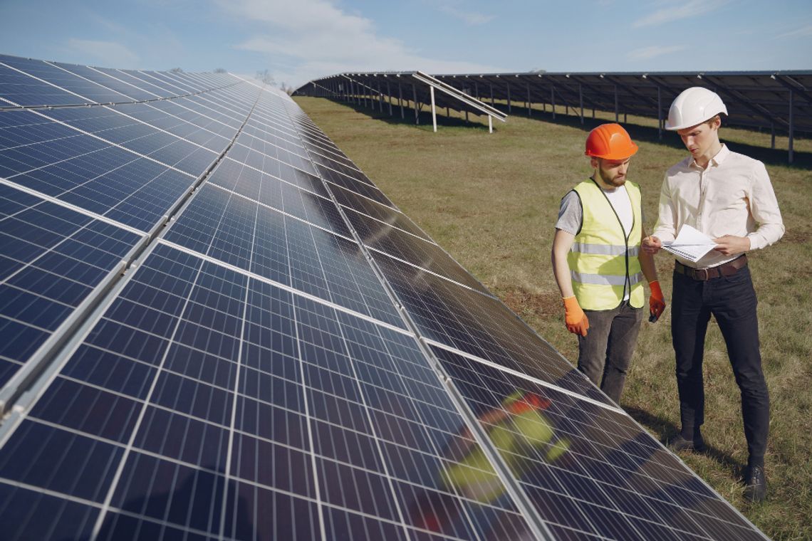 Wielka inwestycja solarna w Sajczycach znowu opóźniona. Decyzja środowiskowa dopiero jesienią Planowana budowa dużego kompleksu fotowoltaicznego w Sajczycach w gminie Sawin ponownie się opóźnia. Władze gminy przesunęły termin zakończenia postępowania dotyczącego decyzji o środowiskowych uwarunkowaniach. Zgodnie z najnowszym zawiadomieniem nowy przewidywany termin to koniec października.