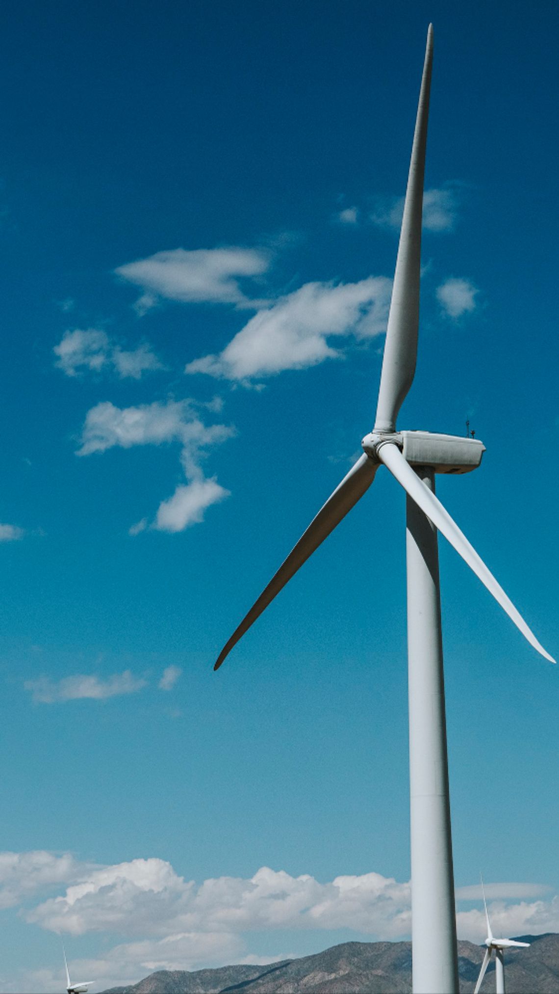 Wierzbica na drodze do zielonej energii. Mieszkańcy zabrali głos w sprawie farmy wiatrowej 31 wniosków wpłynęło podczas konsultacji społecznych dotyczących przygotowania miejscowego planu zagospodarowania przestrzennego dla terenów, na których może powstać farma wiatrowa. Większość mieszkańców, którzy zabrali głos, opowiedziała się za możliwością wybudowania turbin na swoim terenie.