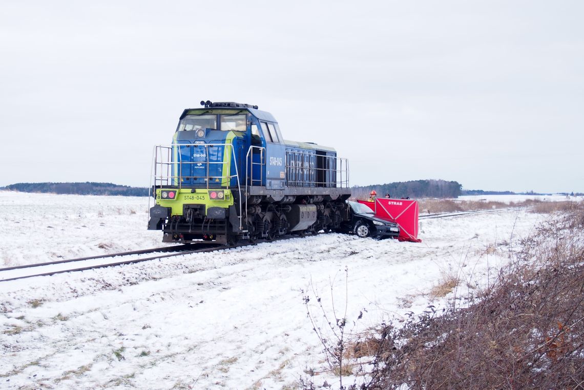 Wincentów. Śmiertelne zderzenie z pociągiem. 40-latek zginął na miejscu [FOTO]