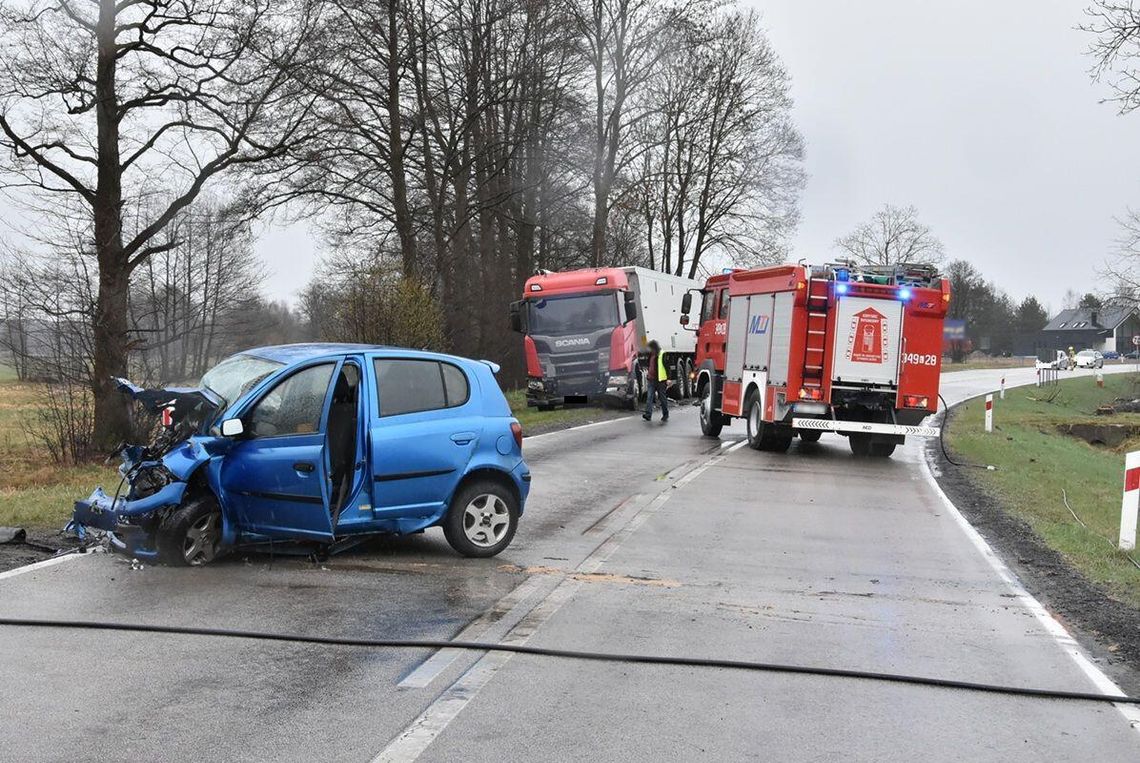 Czołowe zderzenie z ciężarówką. Policja ujawniła szczegóły