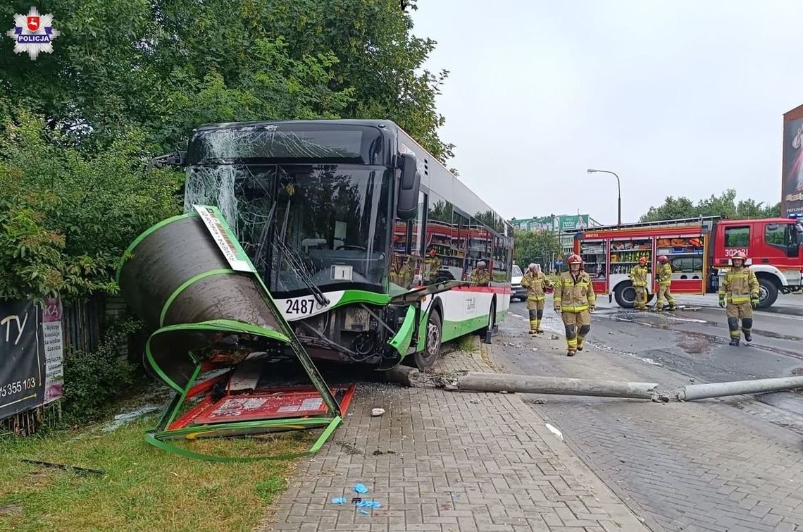 Wjechał autobusem w wiatę przystankową. 5 osób w szpitalu!