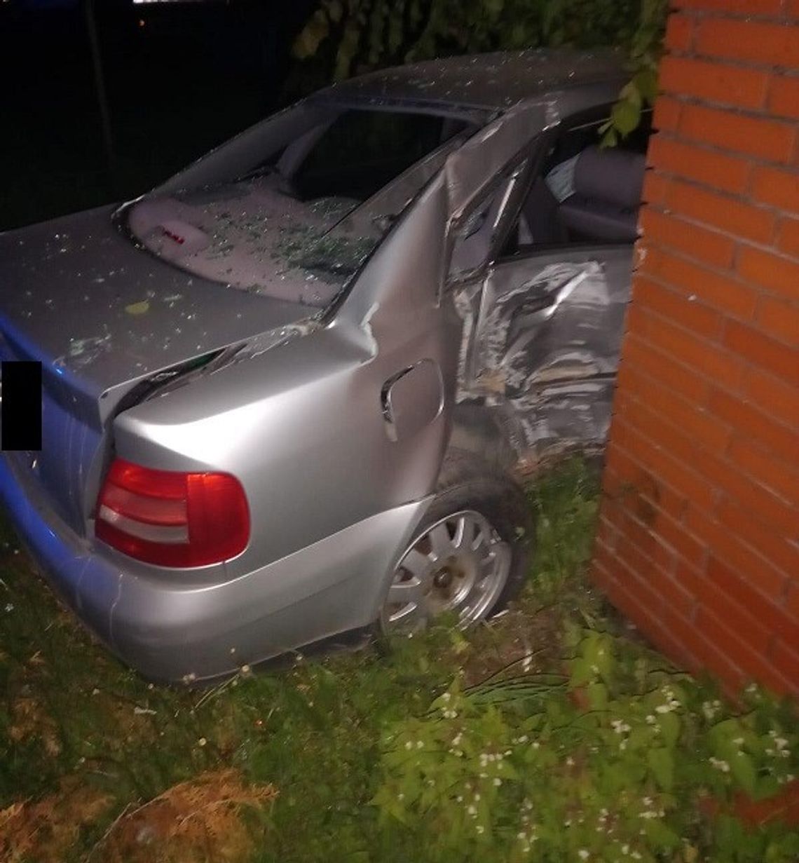 Wjechał w auto funkcjonariuszy. Chciał bić policjantów i pograniczników. Miał ponad 2 promile