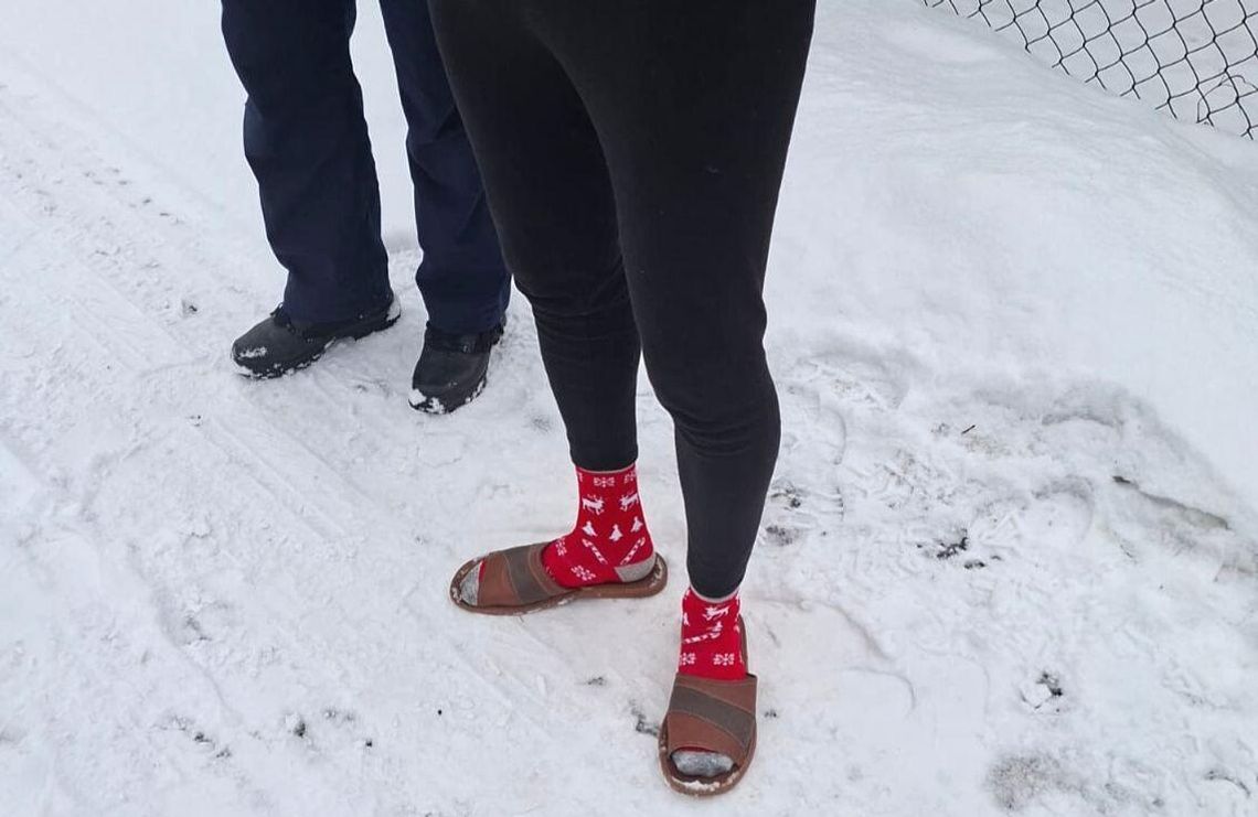 Włamał się do domu, zjadł kiełbasę, włożył skarpety właściciela i poszedł spać