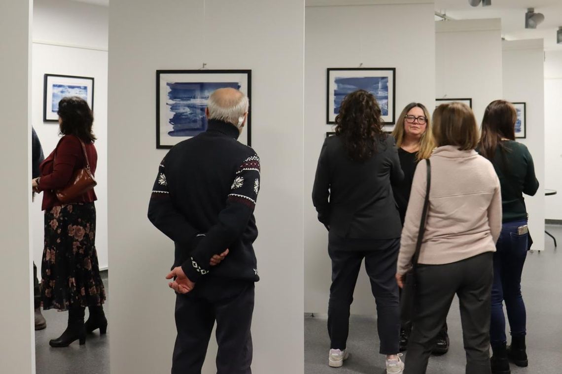 13 lutego w progach Miejskiej Biblioteki Publicznej we Włodawie odbyło się uroczyste otwarcie wystawy fotografii pt. „Zapisane w błękicie”.