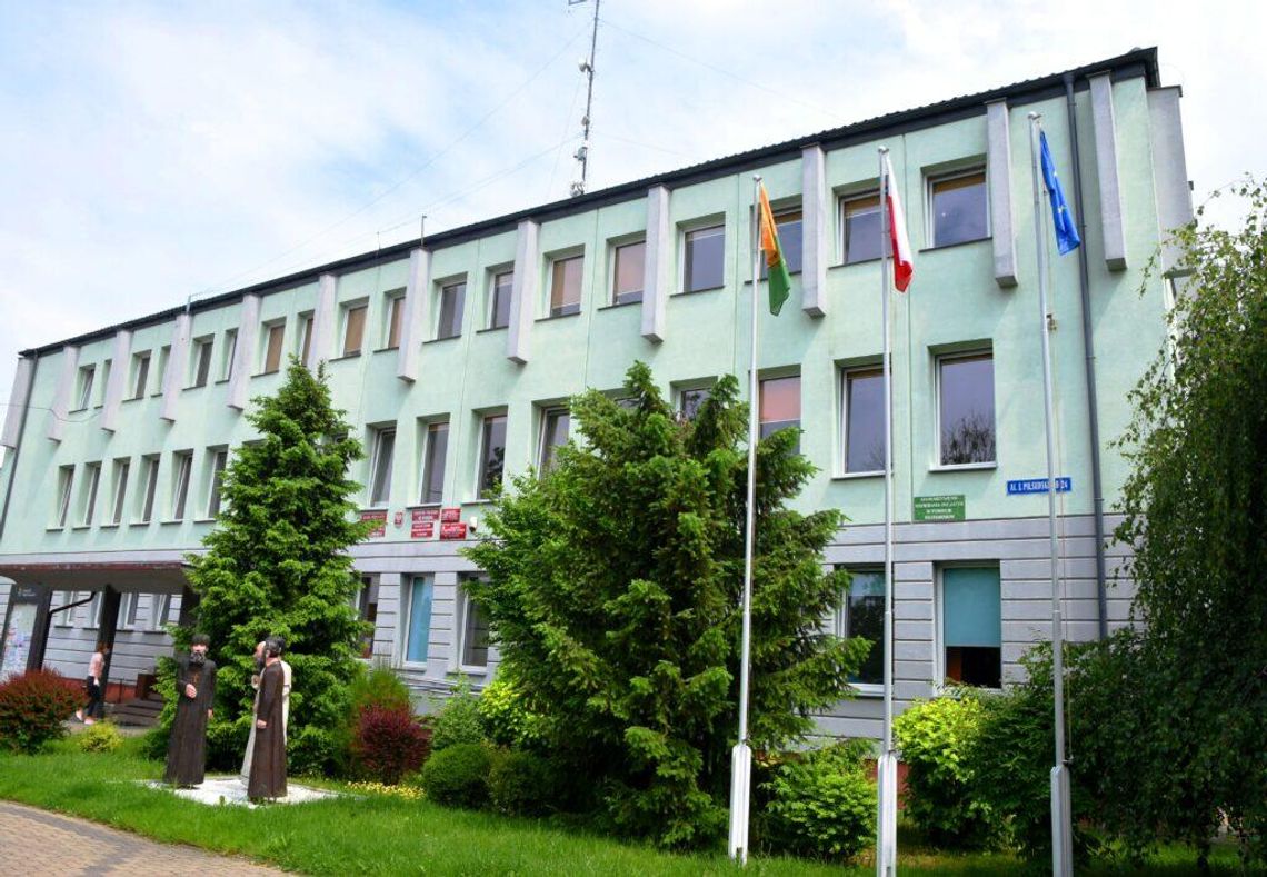 Włodawa. Dwóch kandydatów na sekretarza powiatu. Zmiany kadrowe w starostwie budynek starostwa we włodawie