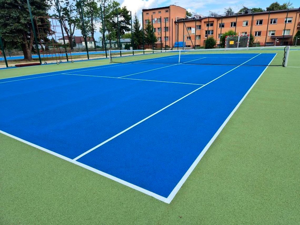 Włodawa. Końcówka prac na boiskach I LO. Mają kort jak u Igi Świątek