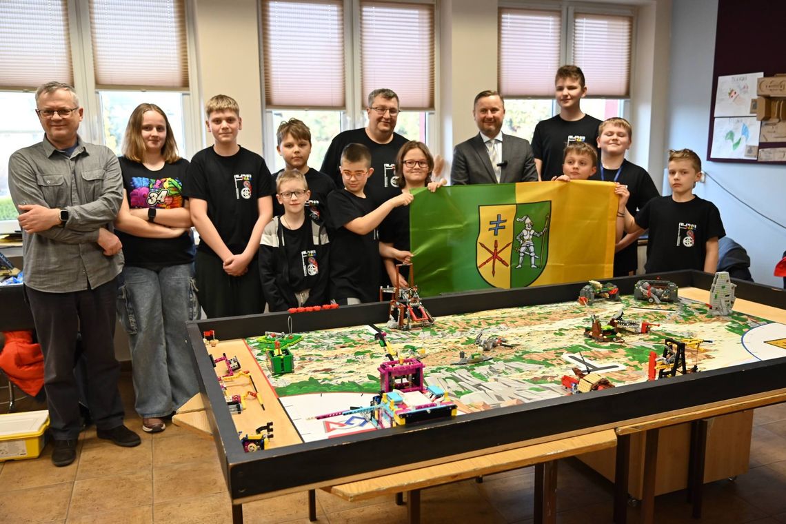 grupowe zdjęcie drużyny Alpha Team z opiekunem i starostą