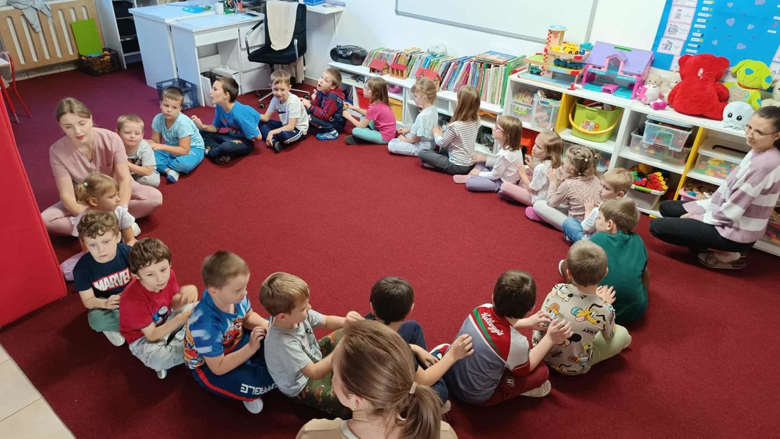 Włodawa. Nowa inicjatywa włodawskiego szpitala. Lekcja wychowania fizycznego z fizjoterapeutą