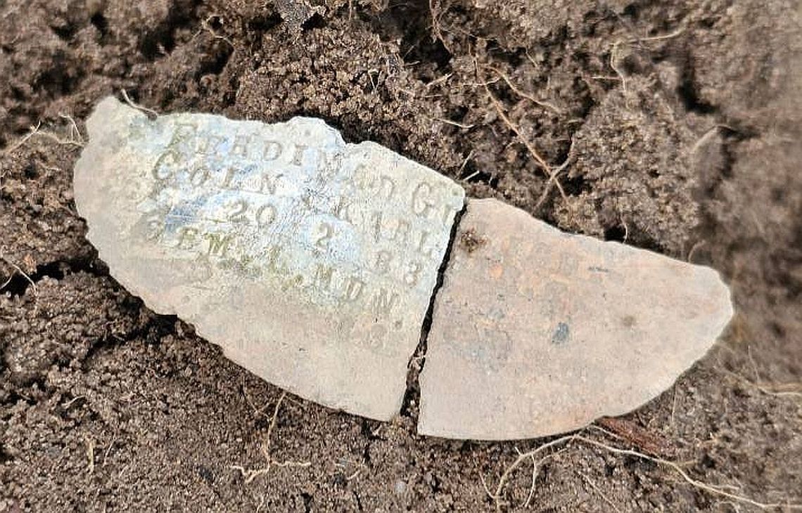 Włodawa. Odnaleźli nieśmiertelnik żołnierza. Apelują o pomoc w poszukiwaniach