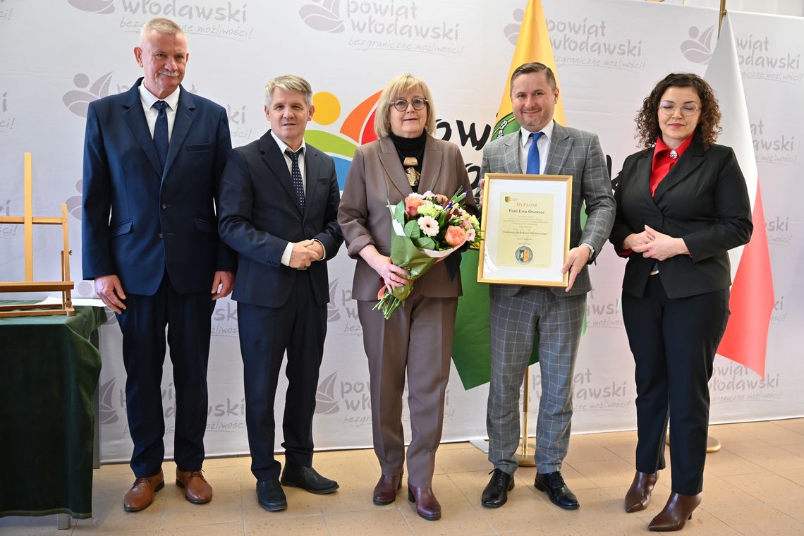 pamiątkowe zdjęcie z pożegnania ewy osowiec i wręczenia jej tytułu zasłużony dla powiatu włodawskiego