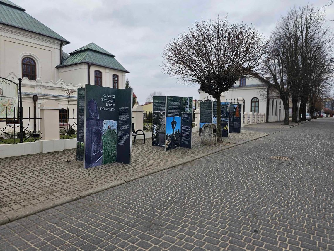 Włodawa. Ostatni miesiąc wystawy "Cmentarze wyznaniowe powiatu włodawskiego"