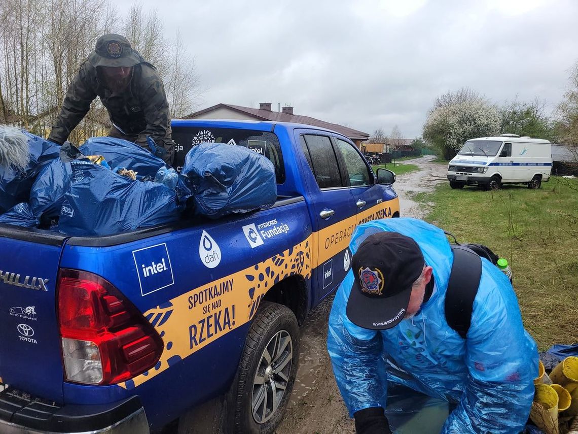 Włodawa. Policjanci i pracownicy komendy zebrali 100 worków śmieci [ZDJĘCIA]