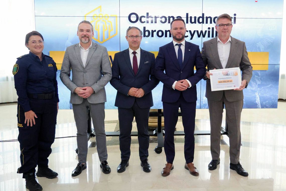 Burmistrz Wiesław Muszyński (z prawej) i komendant Agnieszka Trzebunia (z lewej) odebrali dotację z rąk wojewody i jego zastepców