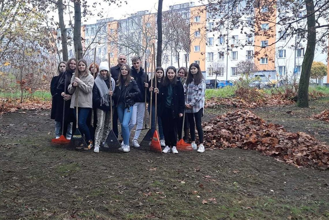 Włodawa. Posprzątali park na pomniki ofiar zbrodni niemieckich