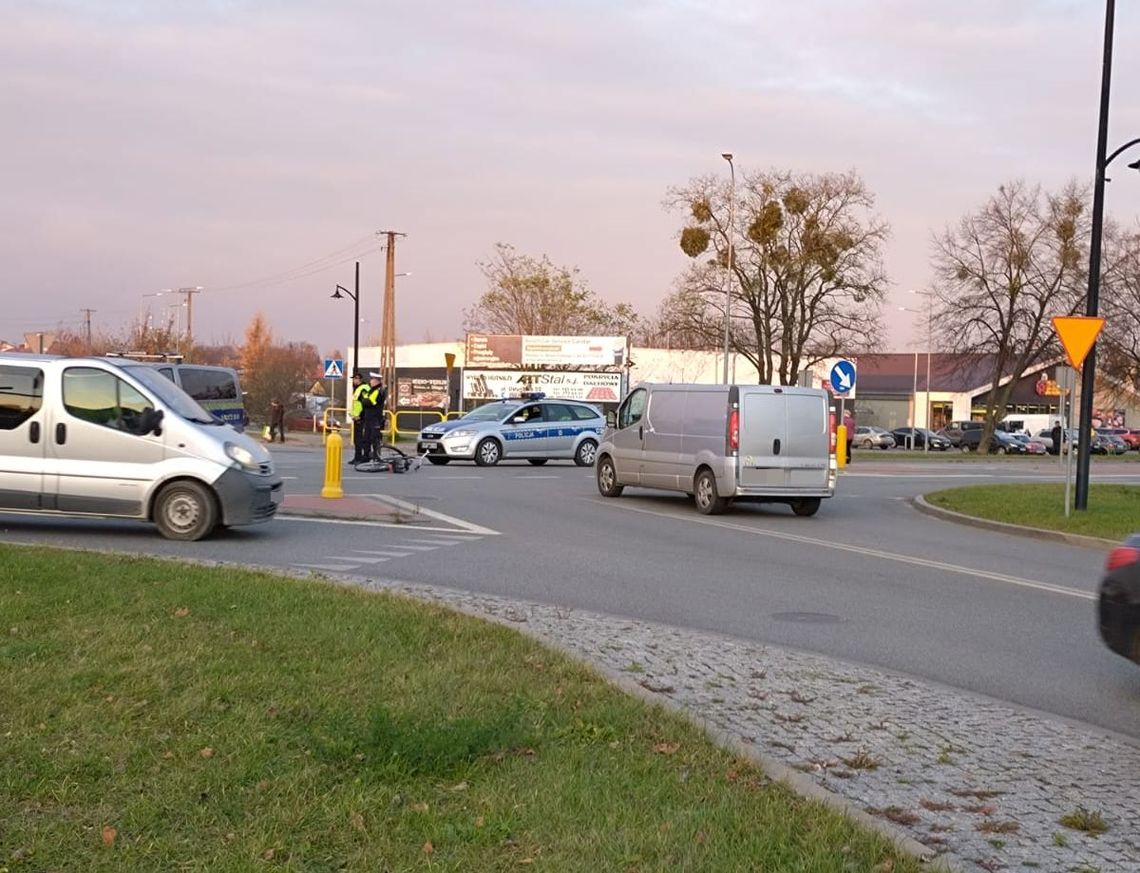 Włodawa. Potrącenie rowerzysty na skrzyżowaniu. Cyklista zabrany do szpitala