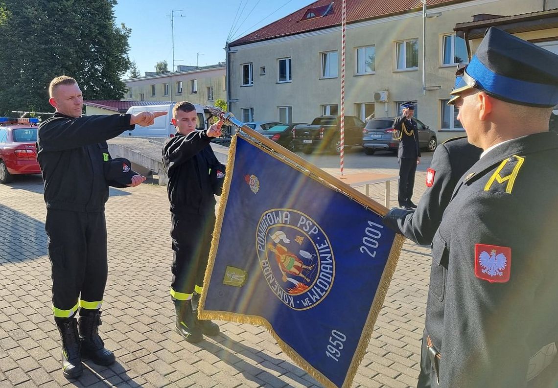 nowi strażacy we włodawie ślubują na sztandar