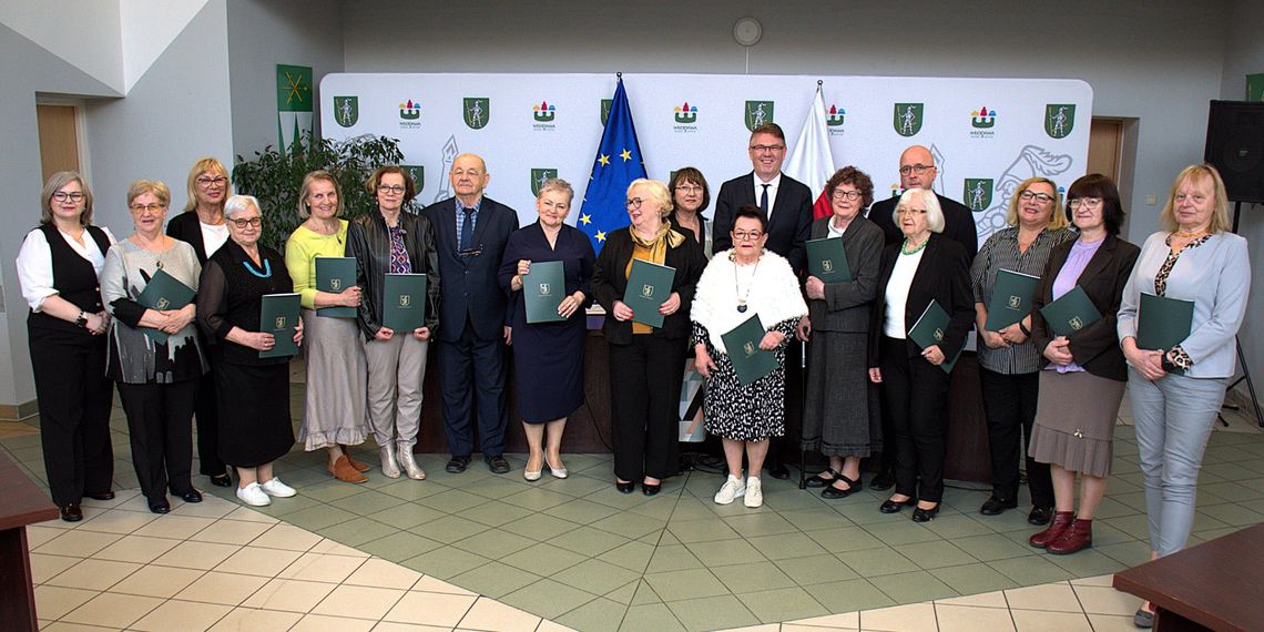 grupowe zdjęcie włodawskiej rady seniorów trzeciej kadencji