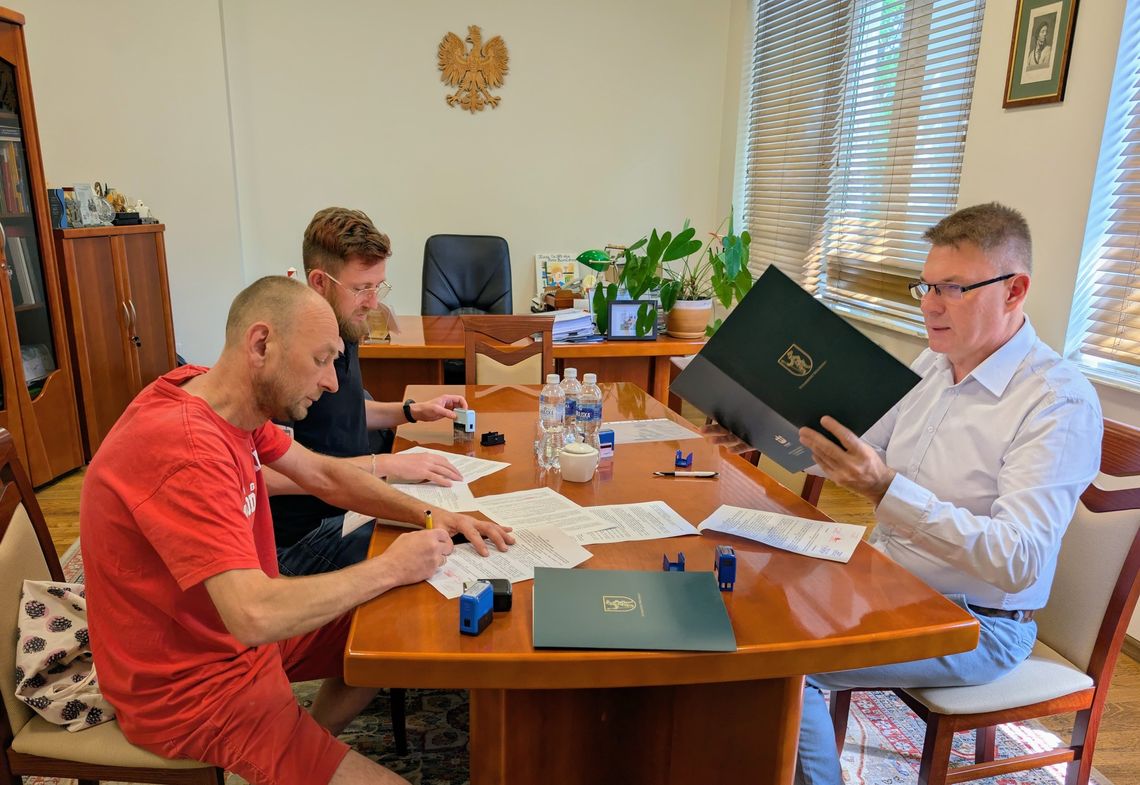 podpisanie umowy między włodawianką a miastem