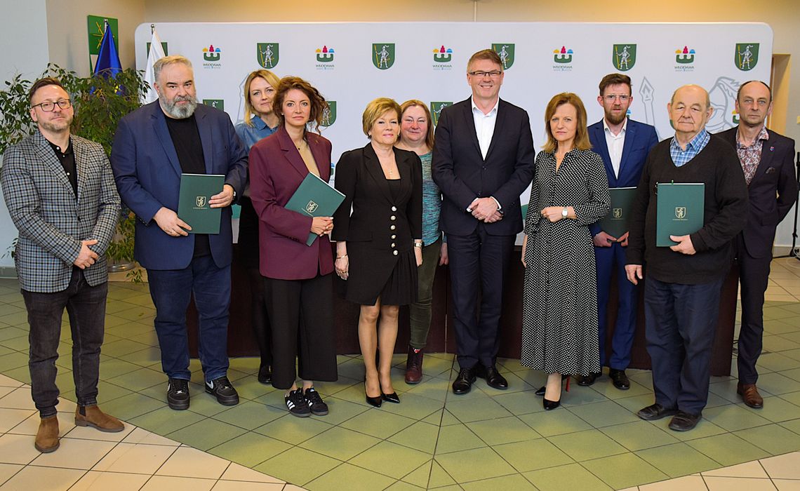 grupowe zdjęcie po odbiorze umów