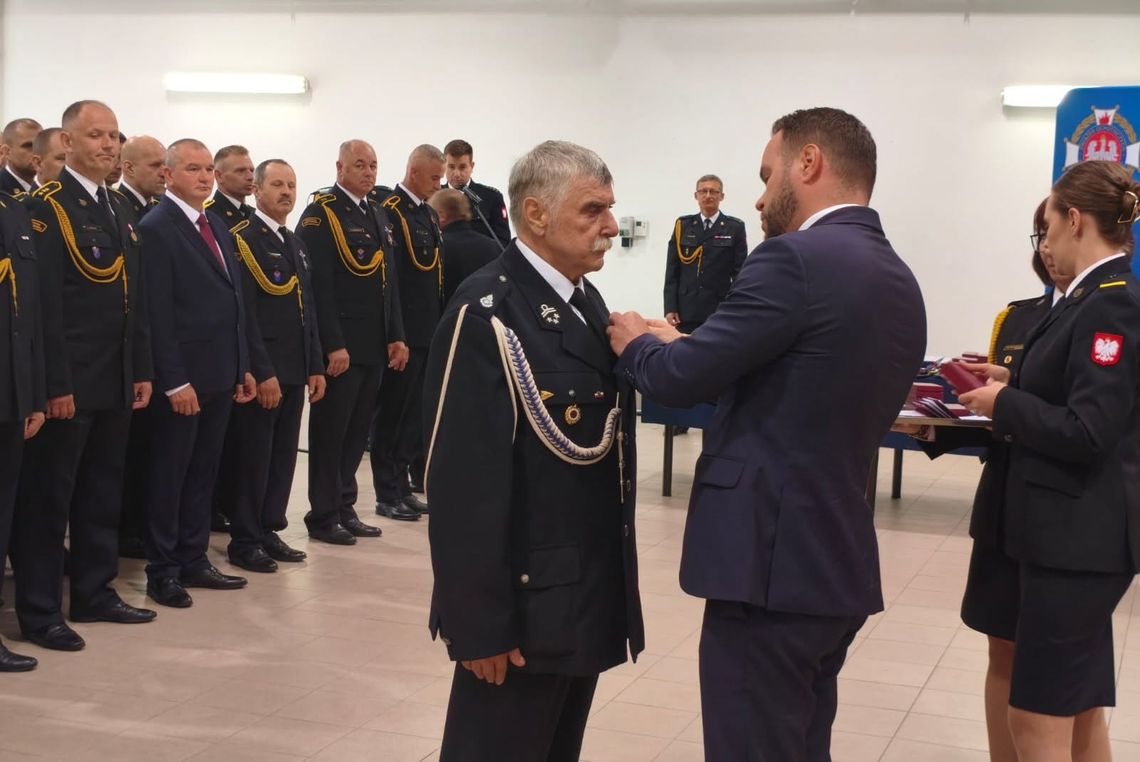 Wojewódzkie podsumowanie Dnia Strażaka. Wysokie odznaczenia dla druhów z naszego regionu Ryszard Kiryk odbiera Krzyż Świętego Floriana od wojewody lubelskiego Krzysztofa Komorskiego