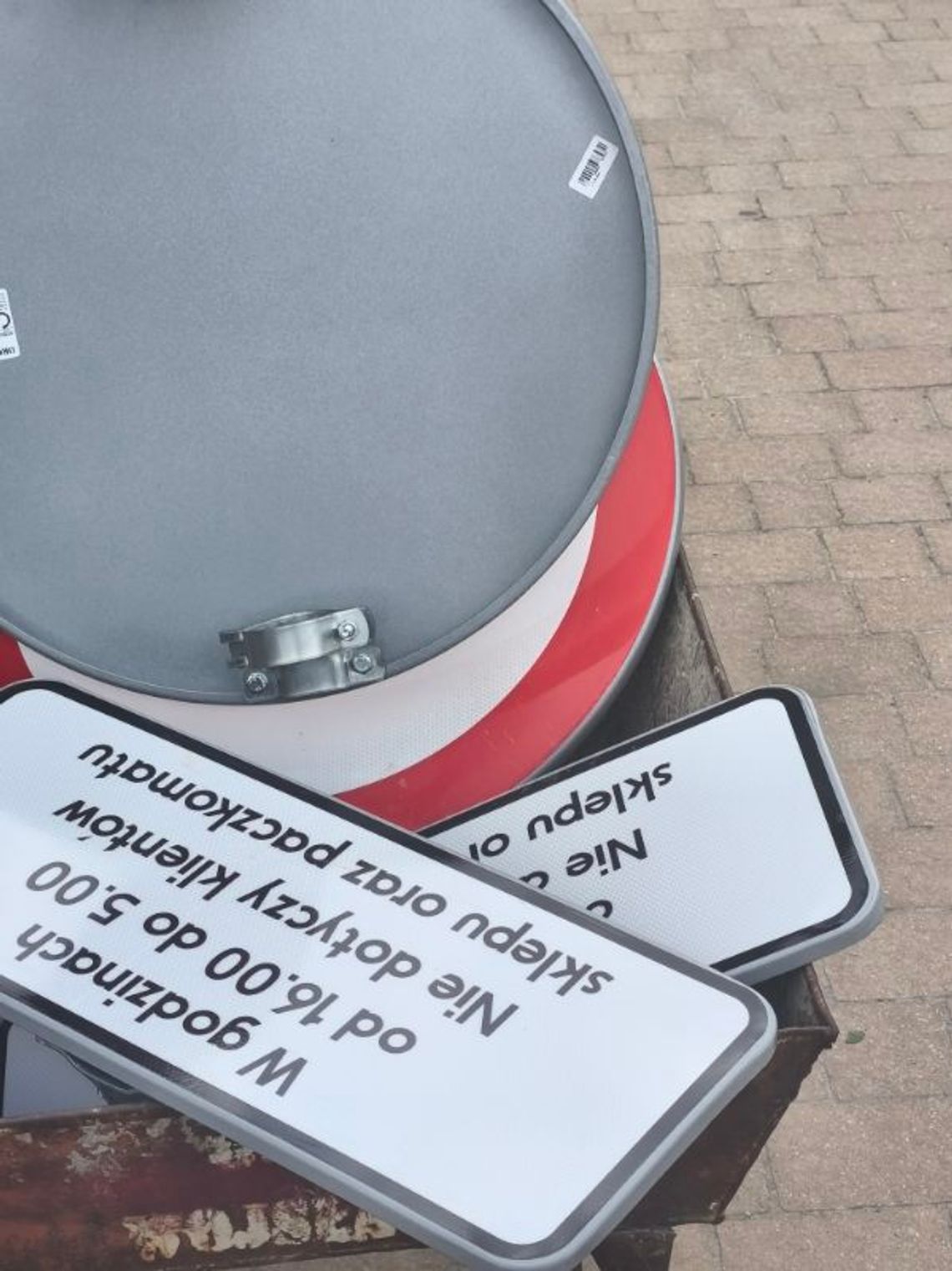 Nocne drifty, huk tuningowanych wydechów i głośne imprezy – tak od lat, według mieszkańców, wygląda sytuacja wokół placu targowego w Wojsławicach. Konflikt zaostrzył się po ustawieniu znaku zakazu wjazdu na ten obszar, który zniknął zaledwie dobę później. Dziś mieszkańcy mówią o bezradności.