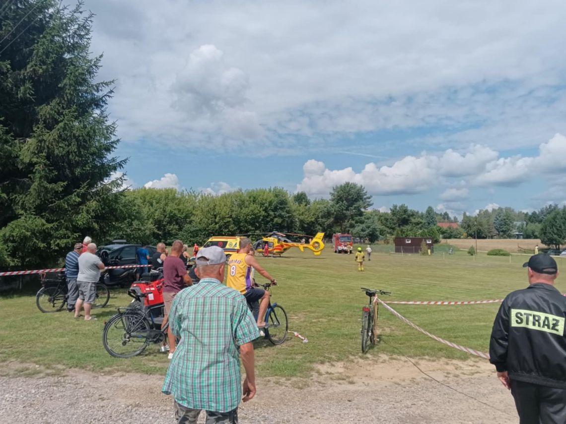 Wola Uhruska. Samochód potrącił 2,5-letnie dziecko. Lotnicze pogotowie zabrało je do szpitala [ZDJĘCIA]