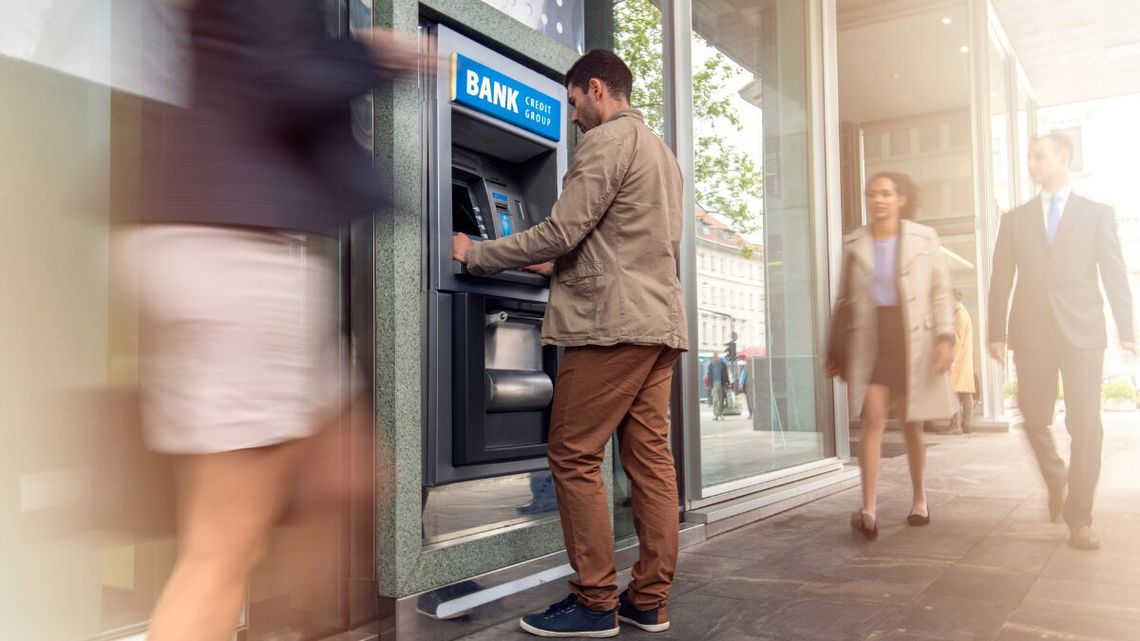 Wpłata gotówki do wpłatomatu. Kiedy bank informuje skarbówkę?