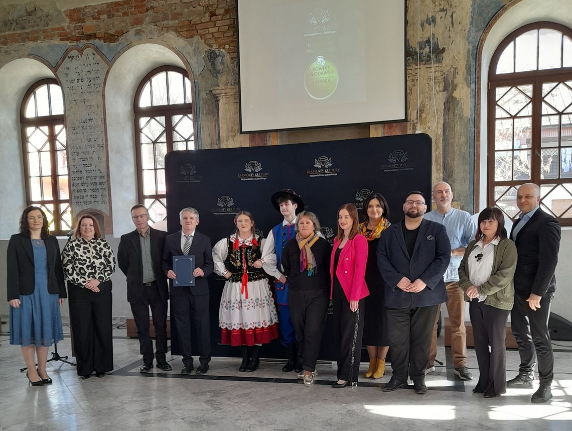 pamiętkowe zdjęcie uczestników eliminacji powiatowych konkursu "Diamenty Kultury"