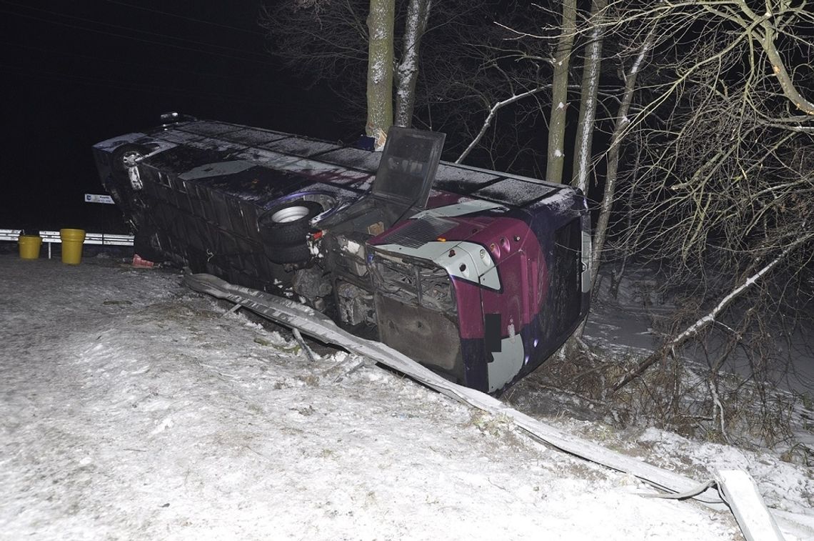 Wypadek autokaru. Wypadł z drogi, uderzył w barierki i przewrócił się na bok