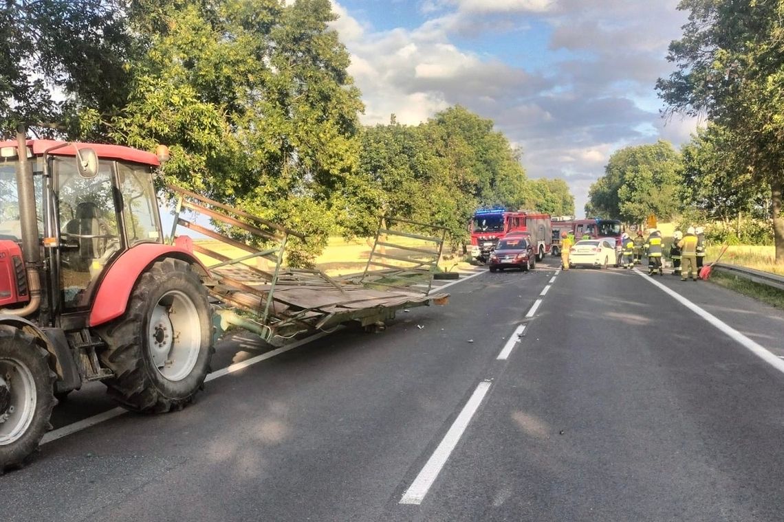 Lexus zderzył się z ciągnikiem na drodze krajowej nr 17. Dwie osoby trafiły do szpitala Lexus zderzył się z ciągnikiem na drodze krajowej nr 17. Dwie osoby trafiły do szpitala