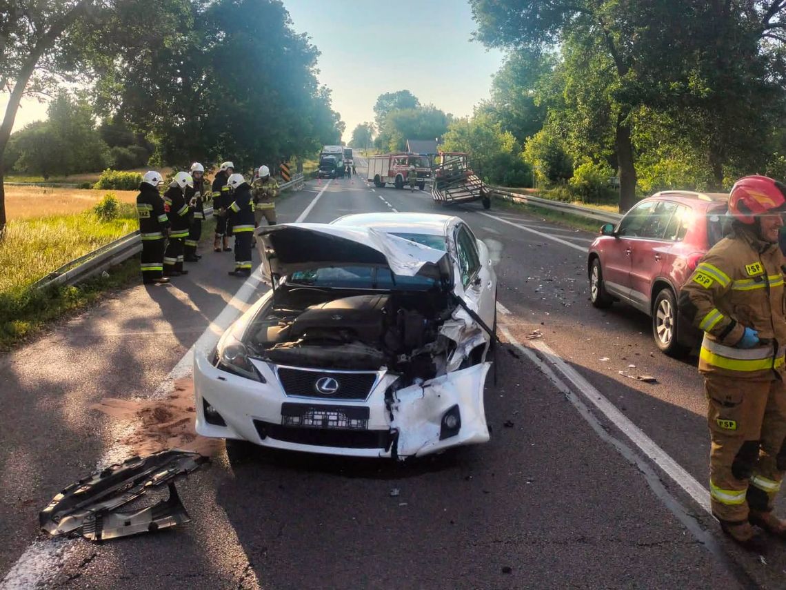 Wypadek na krajowej 17 w Zakręciu. Droga całkowicie zablokowana Wypadek na krajowej 17 w Zakręciu. Droga całkowicie zablokowana