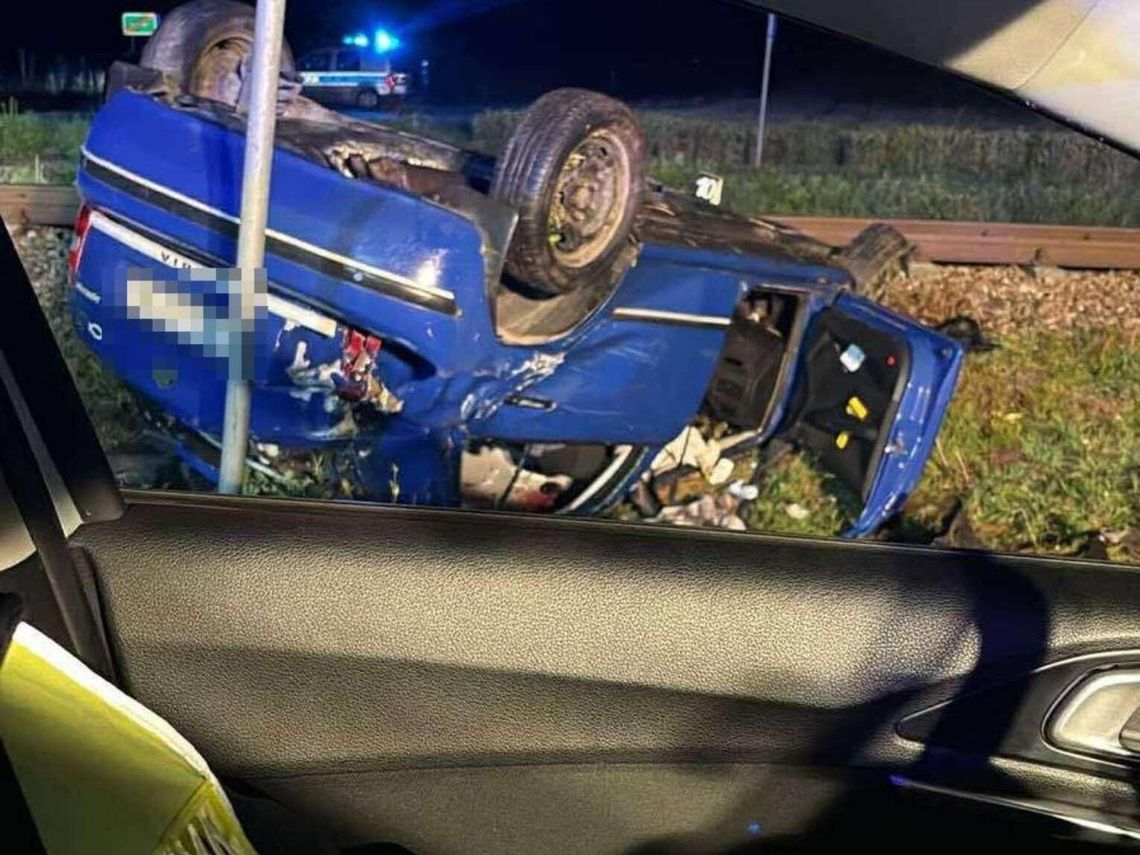 Wypadek na przejeździe kolejowym. 3 osoby ranne po zderzeniu z szynobusem [ZDJĘCIA]