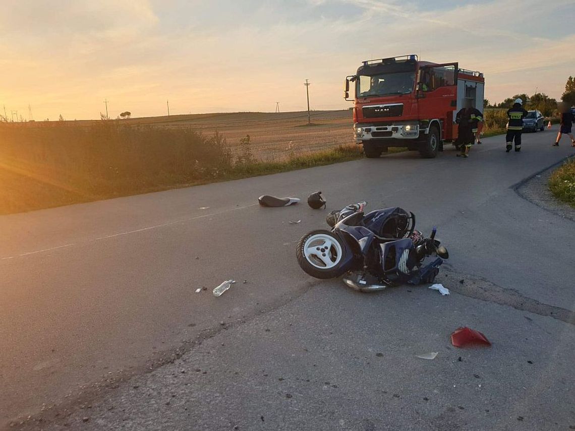 Wypadek przed Żółkiewką. Motorowerzysta rozbił się na dostawczaku