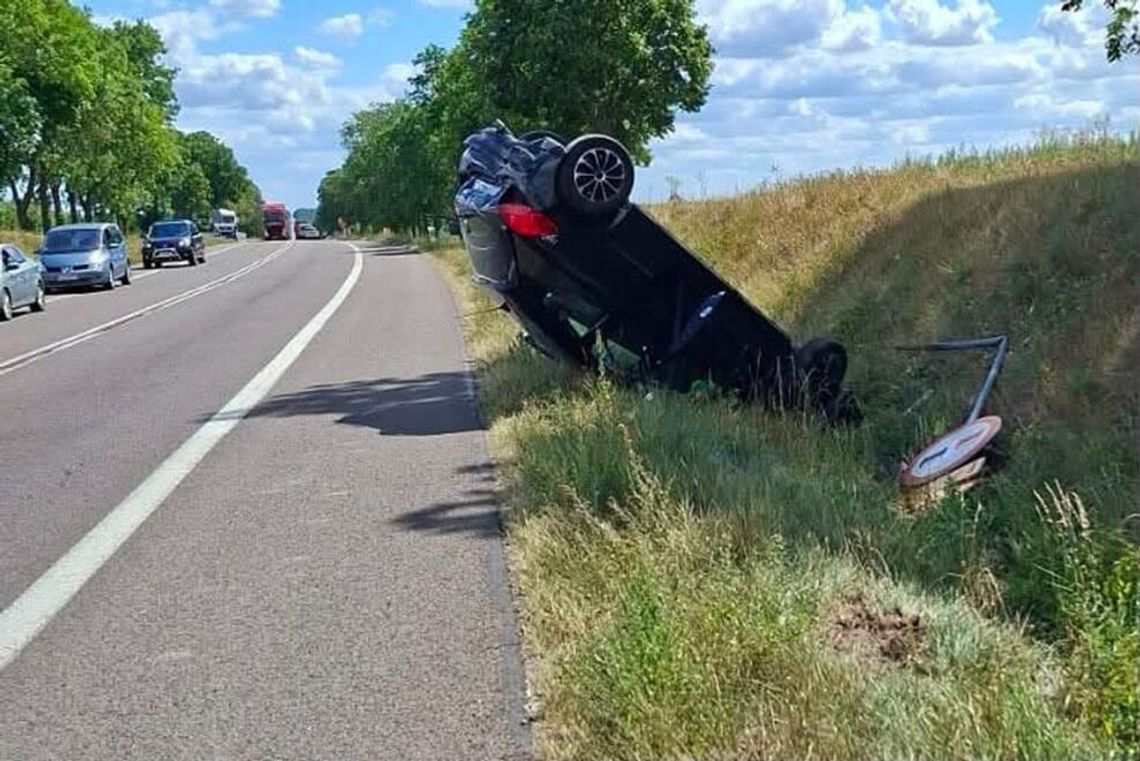 Wypadek podczas policyjnej kontroli. Zderzenie samochodów w Dziecininie. Auto dachowało w rowie Wypadek podczas policyjnej kontroli. Zderzenie samochodów w Dziecininie. Auto dachowało w rowie