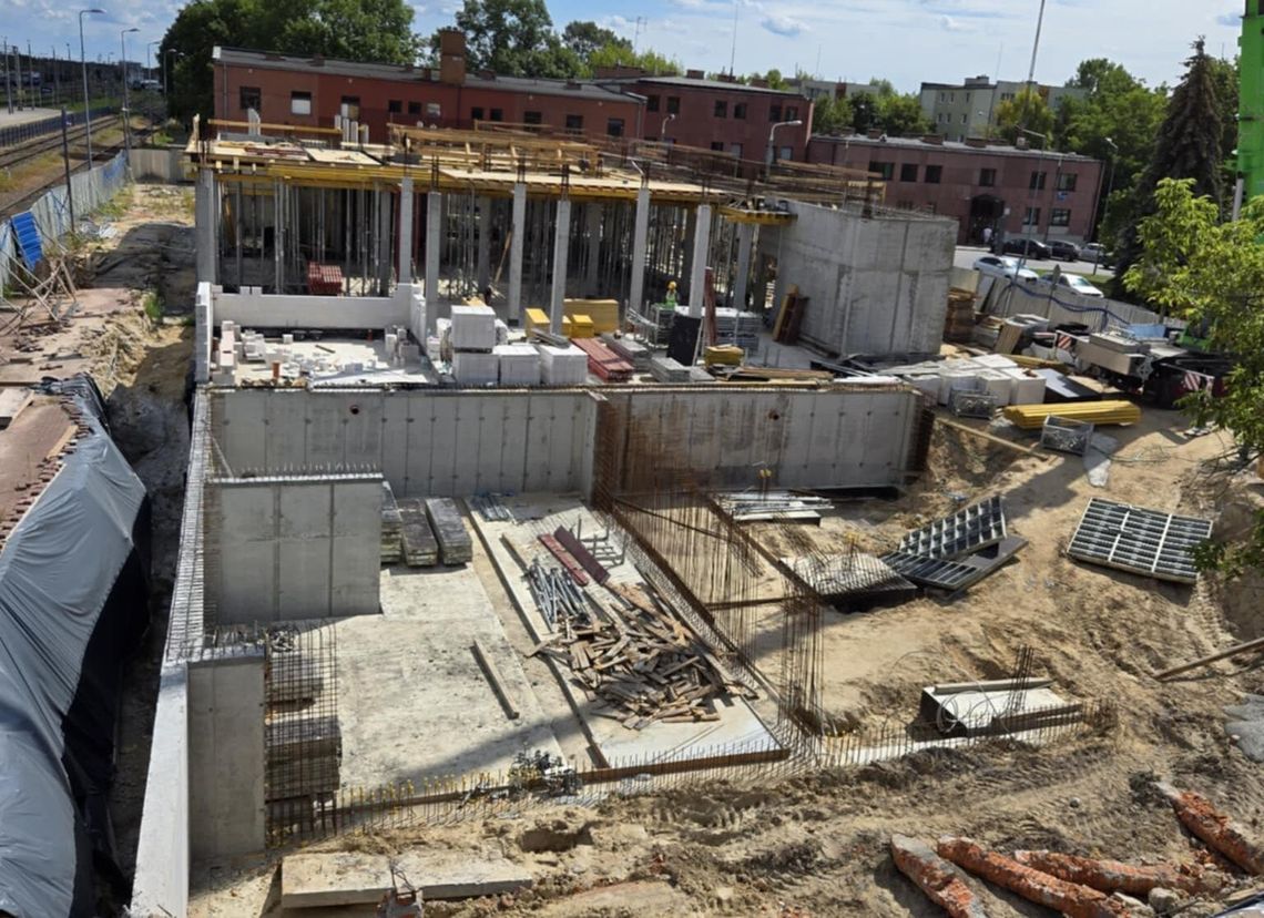 Wypadek przy budowie dworca PKP w Chełmie. Ranny pracownik trafił do szpitala Wypadek przy budowie dworca PKP w Chełmie. Ranny pracownik trafił do szpitala